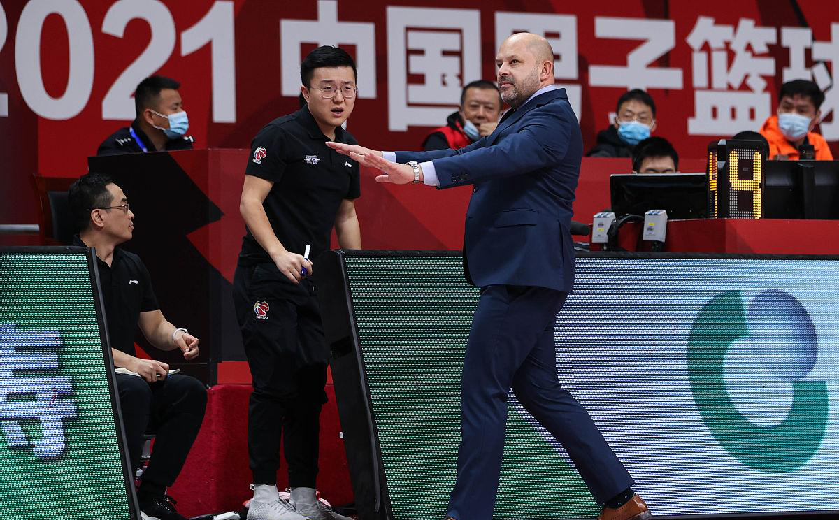 九游官方下载包含尼斯赛前门线救险；志在CBA常规赛名次提升；赛场秩序良好；更衣室氛围转暖的词条