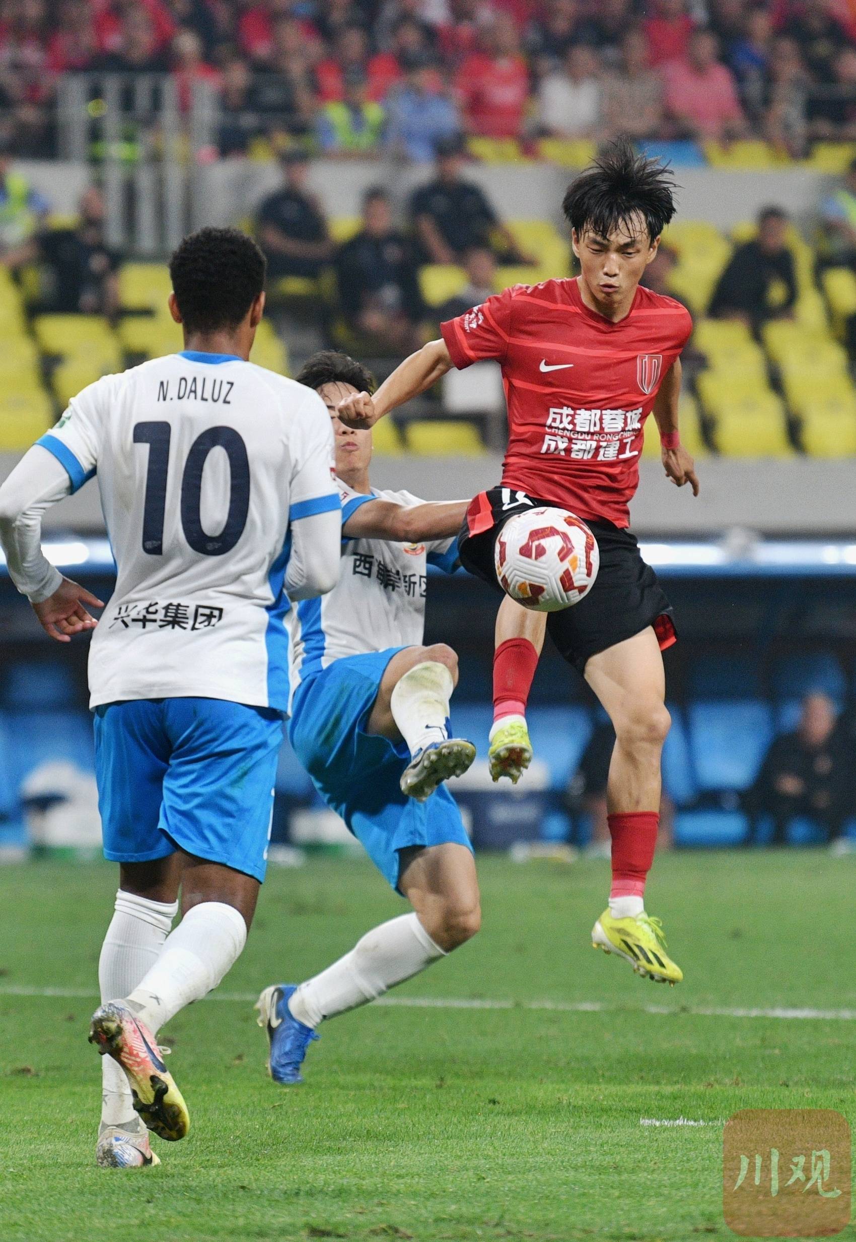 九游游戏最新版本成都蓉城发布备战花絮，集结日绝杀压哨，足总杯任务艰巨，轮换策略成焦点的简单介绍